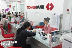 Hoạt động giao dịch tại Techcombank. (Ảnh: TTXVN)