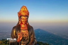 Tượng Phật Bà Tây Bổ Đà Sơn trên đỉnh núi Bà Đen là bức tượng lớn nhất châu Á, được đúc từ đồng nguyên khối. (Ảnh: Thanh Tân/TTXVN)