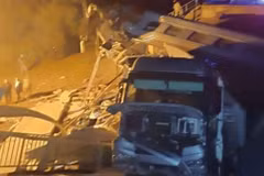 Hiện trường đoàn tàu chở khách bị trật bánh ở vùng Bryansk, miền tây nước Nga sau khi cầu sập. (Ảnh: Telegram)