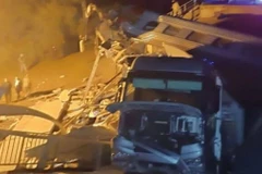 Hiện trường đoàn tàu chở khách bị trật bánh ở vùng Bryansk, miền tây nước Nga sau khi cầu sập. (Ảnh: Telegram)