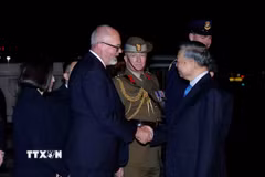 Quan chức Australia đón Tổng Bí thư, Chủ tịch nước Tô Lâm tại sân bay quốc tế Sydney Kingsford Smith. (Ảnh: Thống Nhất/TTXVN)