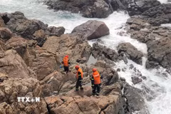 Lực lượng chức năng khẩn trương tìm kiếm người bị nạn. (Ảnh: TTXVN phát)