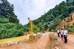 Đoàn công tác của UBND xã Kim Anh (Hà Nội) kiểm tra hiện trạng sử dụng đất, xây dựng công trình và cải tạo cảnh quan tại khu vực rừng phòng hộ Sóc Sơn. (Ảnh: Trung Nguyên/TTXVN)