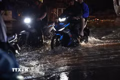 Mưa gây ngập cục bộ trên đường Trần Xuân Soạn, phường Tân Hưng, TP Hồ Chí Minh sau trận mưa lớn. (Ảnh: Hồng Đạt/TTXVN)