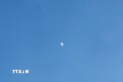 Vệt khói trắng trên bầu trời Jerusalem sau khi hệ thống phòng thủ Israel đánh chặn loạt tên lửa xuất phát từ Iran, ngày 8/6/2026. (Ảnh: THX/TTXVN)