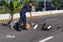 Một đoạn đường bị nứt sau động đất tại tỉnh Nam Cotabato, Philippines ngày 8/6/2026. (Ảnh: THX/TTXVN)