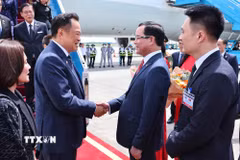 Ủy viên Trung ương Đảng, Bộ trưởng Dân tộc và Tôn giáo Nguyễn Đình Khang đón Thủ tướng Vương quốc Thái Lan Anutin Charnvirakul tại sân bay quốc tế Nội Bài (Hà Nội). (Ảnh: Minh Đức/TTXVN)