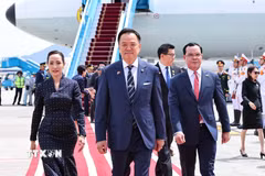 Ủy viên Trung ương Đảng, Bộ trưởng Dân tộc và Tôn giáo Nguyễn Đình Khang đón Thủ tướng Vương quốc Thái Lan Anutin Charnvirakul tại sân bay quốc tế Nội Bài (Hà Nội). (Ảnh: Minh Đức/TTXVN)