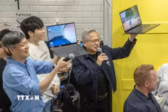 Chủ tịch công ty KRAFTON Byung-gyu Chang (áo xanh nhạt) và Giám đốc điều hành (CEO) tập đoàn NVIDIA Jensen Huang. (Ảnh: Đức Thắng/TTXVN)