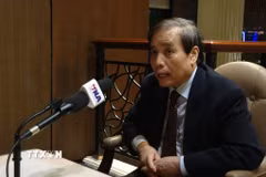 Giáo sư Vũ Minh Khương- Trường Chính sách công Lý Quang Diệu trả lời phỏng vấn phóng viên TTXVN tại Singapore. (Ảnh: Việt Dũng/TTXVN)