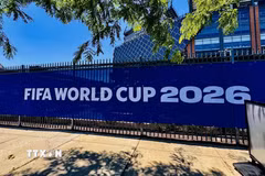 Tấm biển FIFA World Cup trên hàng rào của sân Lincoln Financial Field (Mỹ). (Ảnh: Quang Thịnh/TTXVN)