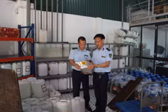 Lực lượng chức năng tiến hành kiểm tra điểm chứa trữ, kinh doanh rượu tại xã Phù Đổng, TP. Hà Nội. (Ảnh: Cục Quản lý và Phát triển thị trường trong nước)