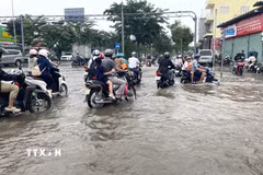 Nhiều phương tiện di chuyển khó khăn do triều cường trên đường Nguyễn Lương Bằng, Thành phố Hồ Chí Minh ngày 6/11. (Ảnh: Hương Giang/TTXVN)