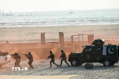 Binh sỹ Pakistan tham gia một cuộc diễn tập tại Karachi ngày 17/11/2022. (Ảnh: AFP/TTXVN)