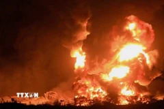 Khói lửa bốc lên sau cuộc không kích của Israel xuống thành phố cảng Hodeidah, Yemen ngày 5/5/2025. (Ảnh: THX/TTXVN)