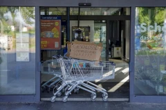 Một biển báo ở lối vào một siêu thị có nội dung "Cắt điện đóng cửa" tại Berlin, ngày 9/9. (Nguồn: DPA/AP)