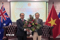 Đại sứ Lào Chatoulong Bouasisavath (trái) và Đại sứ Việt Nam Phạm Hùng Tâm. (Ảnh: TTXVN phát)