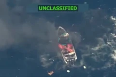 Quân đội Mỹ tấn công một tàu nghi buôn ma túy ở phía đông Thái Bình Dương (Ảnh chụp màn hình của Bộ Chiến tranh Mỹ)