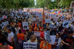 Người dân tham gia cuộc biểu tình ở Madrid, Tây Ban Nha, ngày 24/5. (Nguồn: AP)