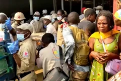 Chuyển thi thể các nạn nhân trong cuộc tấn công của lực lượng phiến quân ADF tại làng Ntoyo, miền đông Congo ngày 9/9. (Ảnh: Reuters)