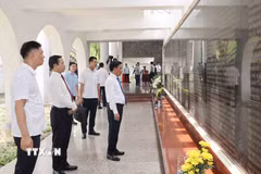 Thường trực Ban Bí thư Trần Cẩm Tú tại Nghĩa trang Liệt sỹ Quốc gia A1. (Ảnh: Phương Hoa/TTXVN)