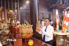 Thường trực Ban Bí thư Trần Cẩm Tú dâng hương tưởng niệm các Anh hùng liệt sỹ tại Đền thờ Liệt sỹ chiến trường Điện Biên phủ. (Ảnh: Phương Hoa/TTXVN)