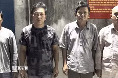 Các đối tượng Nguyễn Bội Ngọc, Tống Hoàng Huy, La Văn Phép, La Minh Huyên (từ trái qua, đều cư trú tại xã Tri Tôn, tỉnh An Giang) tại cơ quan điều tra. (Ảnh: TTXVN phát)