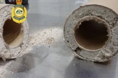 Ma túy đá được phát hiện giấu trong cuộn bìa. (Nguồn: AFP)