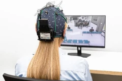 Bệnh nhân sử dụng Prism để điều trị PTSD cùng với giao diện âm thanh/hình ảnh tương tác của Prism. Liệu pháp điều trị theo toa này được thực hiện dưới sự giám sát của các chuyên gia chăm sóc sức khỏe. (Nguồn: GrayMatters Health)