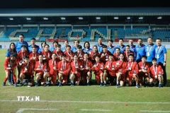 Ban huấn luyện và các cầu thủ nữ Việt Nam. (Ảnh: Minh Quyết/TTXVN)