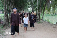 Du khách tham quan, vui chơi tại Khu Du lịch Lan Vương, phường An Hội, tỉnh Vĩnh Long. (Ảnh: Phúc Sơn/TTXVN)