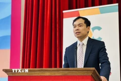 PGS.TS Nguyễn Mạnh Hùng, Phó Giám đốc Học viện Chính trị quốc gia Hồ Chí Minh, Phó Chủ tịch Hội đồng Lý luận Trung ương, phát biểu khai mạc hội thảo. (Ảnh: Việt Đức/TTXVN)