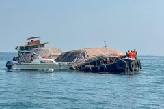 Bộ đội Biên phòng Hải Phòng kịp thời cứu hộ tàu vận tải bị đâm va trên vùng biển Cát Bà. (Nguồn: Bộ đội Biên phòng Hải Phòng)