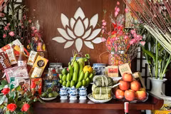 Bàn thờ gia tiên ngày Tết. (Ảnh: Bích Hằng/Vietnam+)