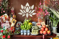 Bàn thờ gia tiên ngày Tết. (Ảnh: Bích Hằng/Vietnam+)