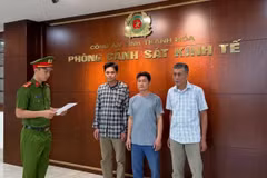 Các đối tượng Nguyễn Văn Chiến, Lê Văn Trung và Nguyễn Khắc Nguyên tại cơ quan Công an. (Ảnh: Báo Thanh Hóa)
