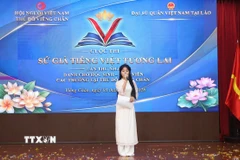 Thí sinh Đội thi Trường Hữu nghị Lào-Việt Nam thể hiện khả năng nói tiếng Việt trong phần tham luận tại cuộc thi. (Ảnh: Xuân Tú/TTXVN)