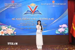 Thí sinh Đội thi Trường Hữu nghị Lào-Việt Nam thể hiện khả năng nói tiếng Việt trong phần tham luận tại cuộc thi. (Ảnh: Xuân Tú/TTXVN)
