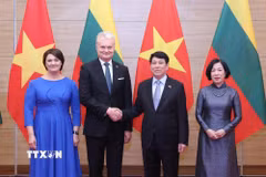 Chủ tịch nước Lương Cường và Phu nhân với Tổng thống Litva Gitanas Nauseda và Phu nhân dự tiệc chiêu đãi. (Ảnh: Lâm Khánh/TTXVN)