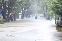 Tuyến đường Nguyễn Chí Diễu, quận Phú Xuân bị ngập sâu. (Ảnh: Tường Vi/TTXVN)