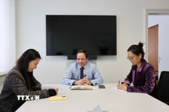 Đại sứ David Fernández Puyana và các thành viên của Đại học UPeace. (Ảnh: Anh Hiển/TTXVN)