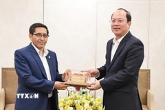 Bí thư Trung ương Đảng Cộng sản Peru Hidebrando Cahuanca Segovia nhận quà lưu niệm từ Phó Bí thư Thành ủy TPHCM Nguyễn Hồ Hải nhân chuyến công tác của Đoàn Đại biểu Đảng Cộng sản Việt Nam tại Peru, tháng 11/2023. (Ảnh: TTXVN phát)