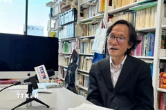 Giáo sư Shimizu Masaaki, Đại học Osaka, trả lời phỏng vấn của phóng viên TTXVN. (Ảnh: Phạm Tuân/TTXVN)