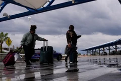 Hành khách đến sân bay Jacksonville ở Florida ngày 16/3 trong bối cảnh một cơn bão chuẩn bị đổ bộ. (Ảnh: AP)