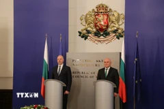 Thủ tướng Bulgaria Rosen Zhelyazkov (trái) sau lễ tuyên thệ nhậm chức của Chính phủ mới, tại Sofia ngày 16/1/2025. (Ảnh: THX/TTXVN)