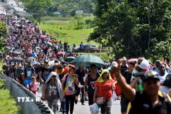 Người di cư di chuyển tại Huixtla, bang Chiapas, Mexico trong hành trình tới Mỹ ngày 27/10/2021. (Ảnh: AFP/TTXVN)