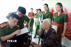 Công an tỉnh Thanh Hóa phối hợp với các đơn vị liên quan tiến hành thu nhận mẫu ADN đối với 100 thân nhân liệt sỹ của phường Hạc Thành, tỉnh Thanh Hóa. (Ảnh: Nguyễn Nam/TTXVN)
