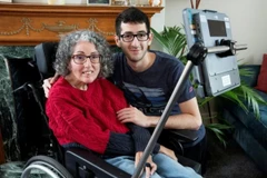 Con trai của bà Sarah Ezekiel giờ đây đã có thể nghe được giọng nói của mẹ. (Ảnh: AFP)