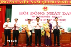 Bí thư Tỉnh ủy Thái Nguyên Tringj Việt Hùng tặng hoa ông Bùi Văn Lương sau khi được bầu làm Phó chủ tịch UBND tỉnh. (Ảnh: Hoàng Nguyên/TTXVN)