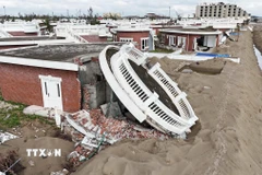 Một căn biệt thự tại khu nghỉ dưỡng Hoa Tiên Xuân Thành, xã Xuân Thành (Hà Tĩnh) bị đổ sập sau cơn bão số 10. (Ảnh: Hữu Quyết/TTXVN)